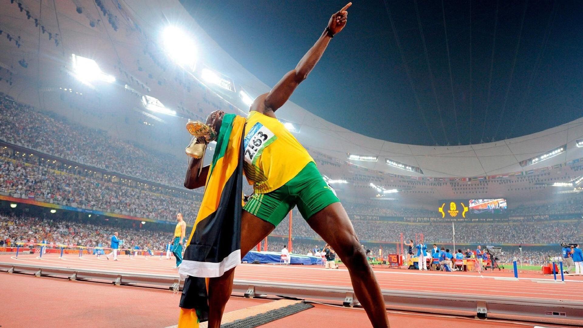 还能隔扣！詹姆斯半场统治攻防，12+8+1+1全能数据点燃球场